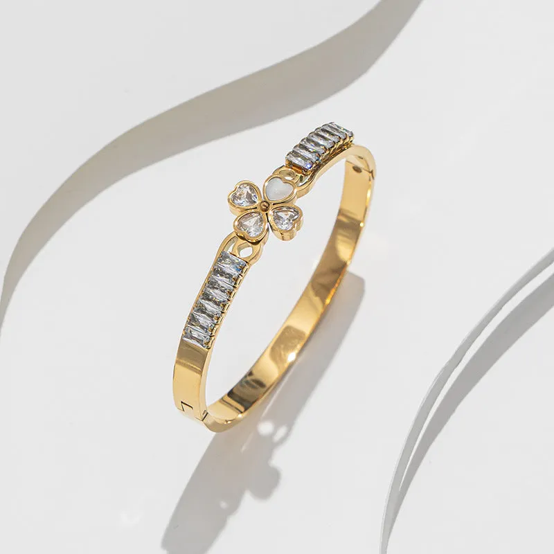 Bracelet with flower design