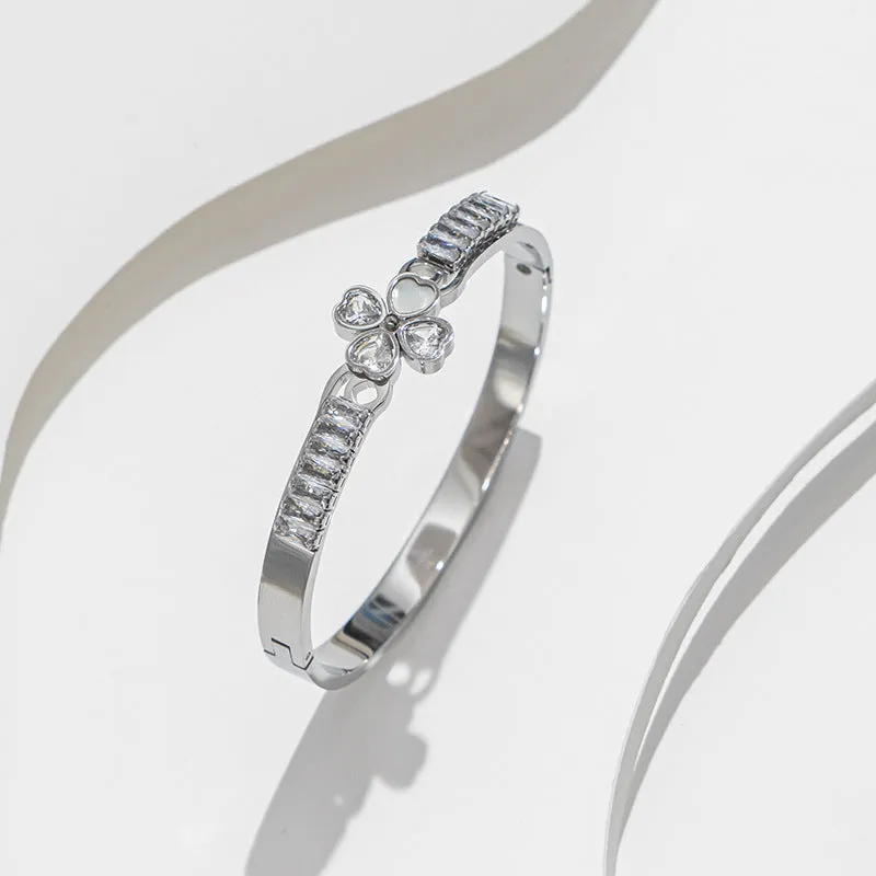 Bracelet with flower design