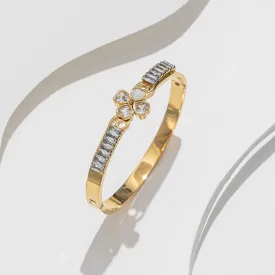 Bracelet with flower design