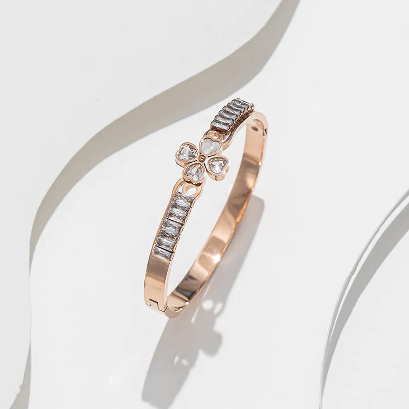 Bracelet with flower design