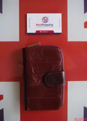 Dark brown short leather wallet Compact and comfortable to hold